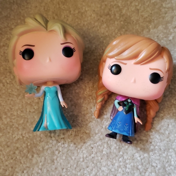 Elsa and Anna Funkos - Picture 1 of 5